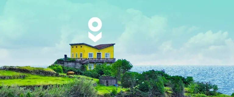 Casa no campo recebendo banda larga via satélite super rápida